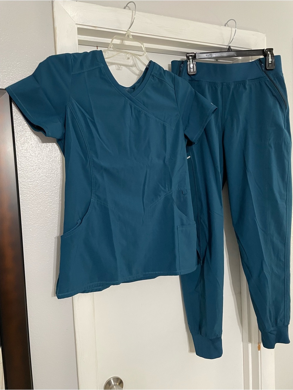 Cherokee Infinity Women’s Scrub Top(M) and Jogger Pants(L) Set in Caribbean Blue